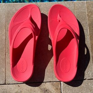 OOFOS coral flip flop bright and beautiful sandals comfort womens size 9